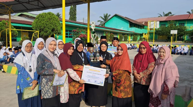 MTsN 1 Padangsidimpuan Serahkan Medali, Piagam, dan Piala Juara Umum III Martabe Science Olympiad 2025