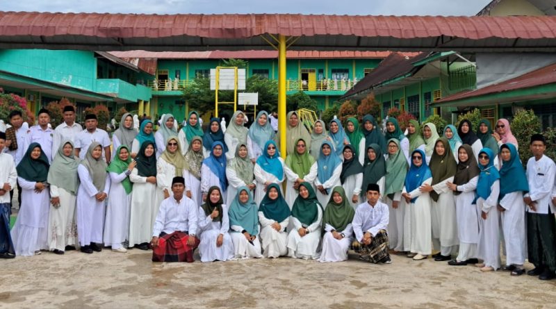 MTsN 1 Padangsidimpuan Gelar Apel Hari Santri Nasional 2025: Santri Siaga Jiwa dan Raga
