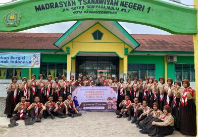 Pramuka MTs N 1 Padangsidimpuan Berbagi Takjil di Bulan Ramadan