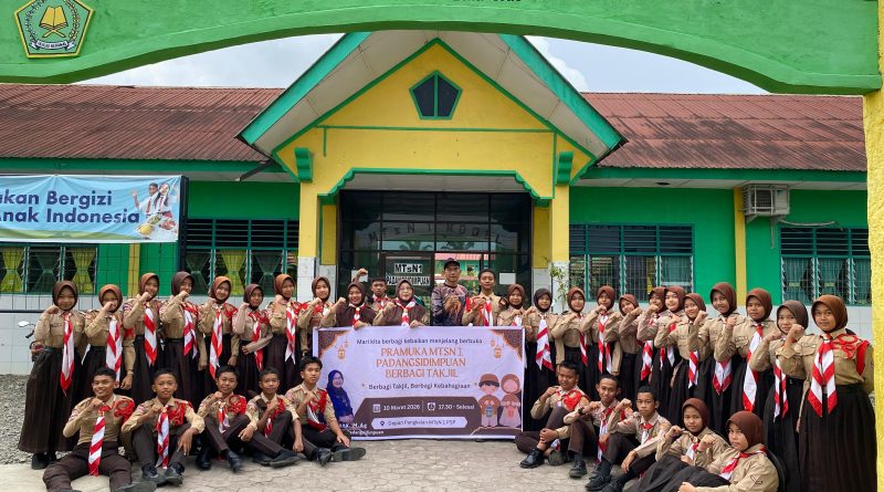 Pramuka MTs N 1 Padangsidimpuan Berbagi Takjil di Bulan Ramadan