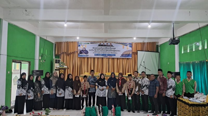 Ramadan Berbagi, MTs N 1 Padangsidimpuan Salurkan Bantuan kepada Siswa Yatim dan Kurang Mampu